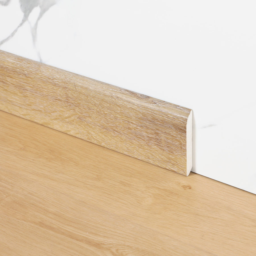 Plinthe assortie FloorEver 2 200 × 80 × 12 mm, revêtue du décor de la lame, au pied du mur