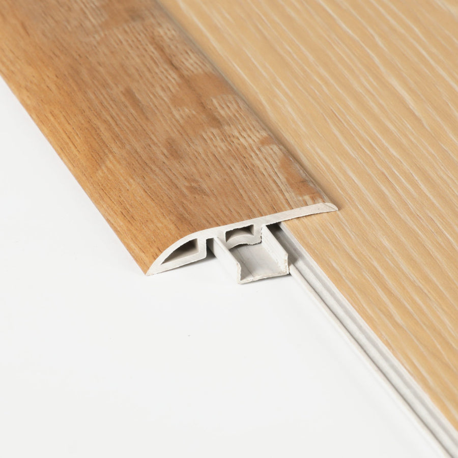 Profilé d'adaptation FloorEver 2 200 × 45 mm assorti au décor, sur son rail