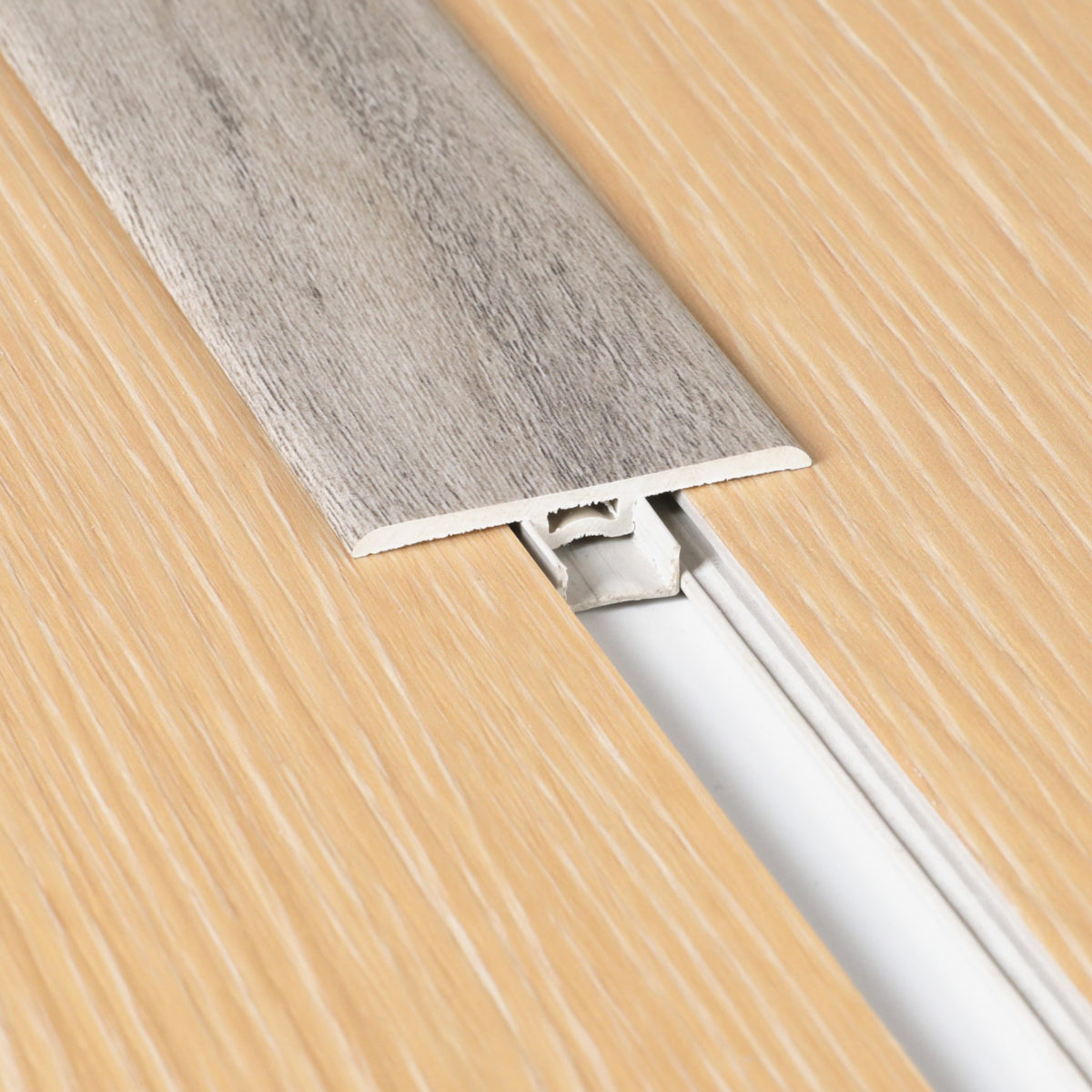 Profilé de transition FloorEver 2 200 × 45 × 6 mm assorti au décor, clipsé sur son rail